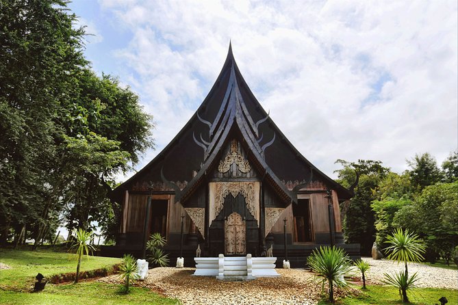 Chiang Rai Highlights Tour: White & Blue Temples and Black Museum - Pickup at 7:00 and the drive into Chiang Rai