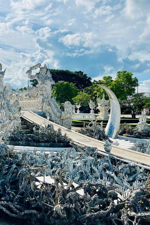 Chiang Rai:Private Transfer to Chiang Mai with Temples Visit - Wat Rong Suea Ten, Chiang Rai’s Blue Temple in 40 Minutes