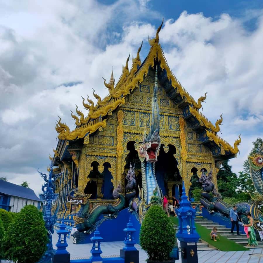 Chiang Rai: Temples Trip with Sang Kaew and Lalitta Cafe - Lunch in Chiang Rai, then straight into Wat Rong Khun
