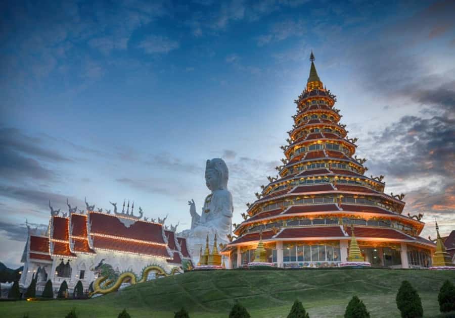Chiang Rai White, Blue, Red 3 Temples Tour - Pickup timing, van comfort, and the “small group” reality