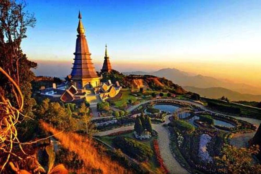 ChiangMai: Doi Inthanon National Park&mini-trek to Waterfall - Twin Pagodas Built for the King and Queen