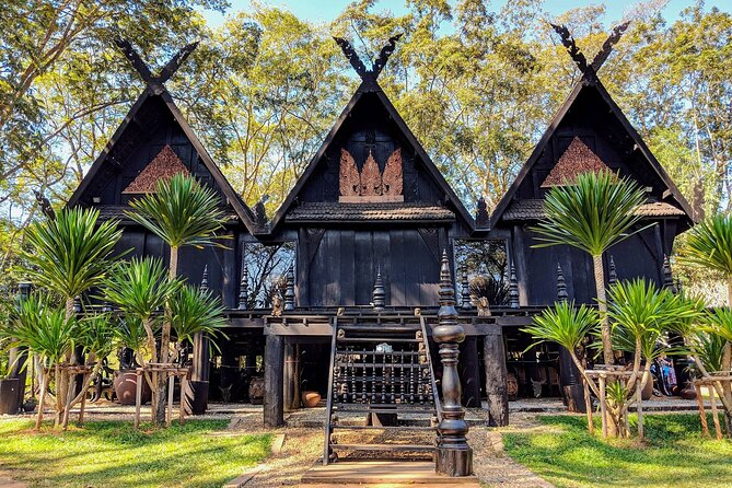 Customized Full Day Tour to Chiang Rai from Chiang Mai - Wat Rong Seur Ten (Blue Temple): the bright contrast stop