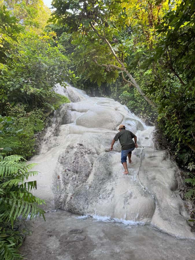 Dantewada, Sticky waterfalls, Wat banden, Paddy rice-field. - Bua Thong Sticky Waterfalls: the fun climbs, wooden trails, and safety reality