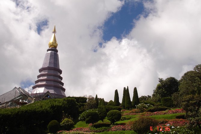 Doi Inthanon National park and 2 hours hiking with private tour - King and Queen Pagodas: flower gardens and a pause that isn’t dead time