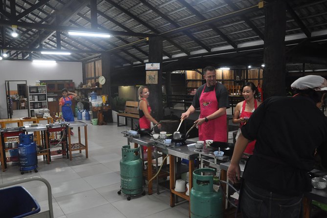 Evening Cooking Class in Organic Farm with Local Market Tour - Somphet Market, Not a Tourist Sprint