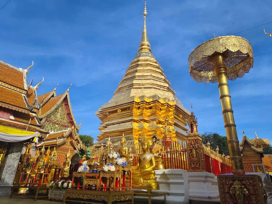 Ex-monk city & temples walking tour: (3.5 hours / 1.7 km.) - Meet at the Three Kings Monument and Get the 700-Year Story