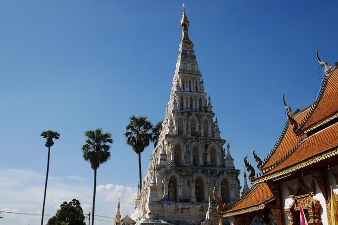 Explore unveil lost city of Chiang mai - Horse carriage travel through the old-town area, not just sightseeing
