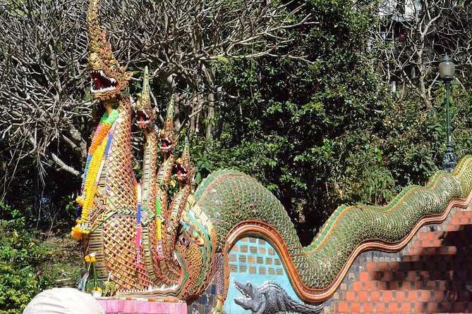 Follow monks trails Hiking & Alms Offering Doi suthep - Hotel pickup, breakfast box, and the rhythm of the morning