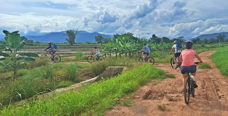 From Chiang Mai: 2 days Cycling & Kayaking tour in Mae Taeng - Day 1 kayaking on the Sri Lanna lake and lunch on floating restaurants