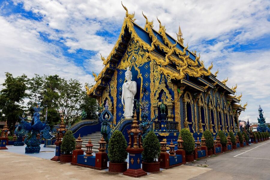 From Chiang Mai: Chiang Rai's Temples Exploration Day Trip - What makes the guides and small group size matter