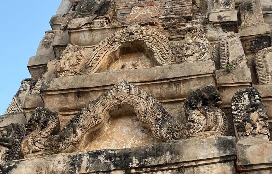 From Chiang Mai: Customize Your Own Sukhothai Heritage Tour - Wat Si Chum and the giant Buddha inside stone walls