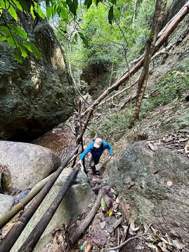 From Chiang Mai: Doi Saket Hiking Tour with Lunch - Guide Team and Small Group Dynamics in a 10-Person World