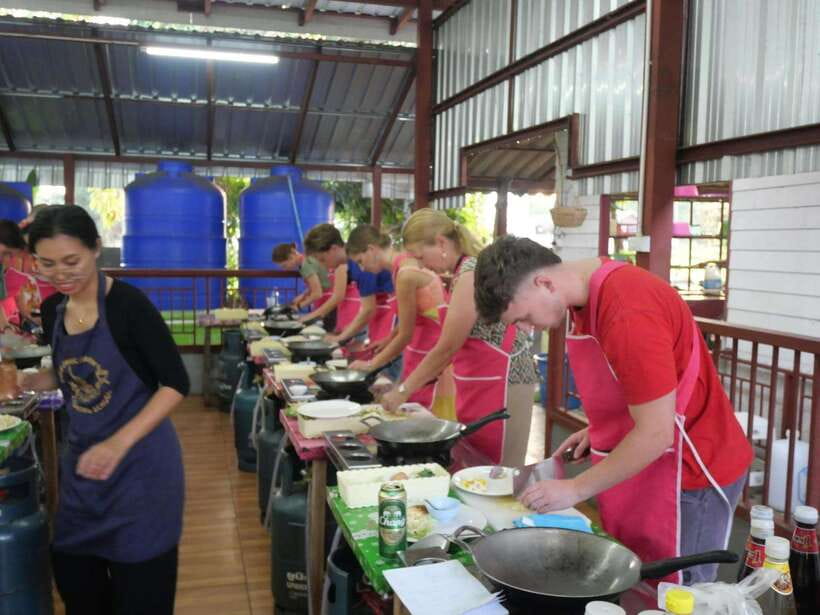 Full Day Thai Cooking Class in Organic Farm and Market - From 9 am pickup to the Chiang Mai market ingredients hunt