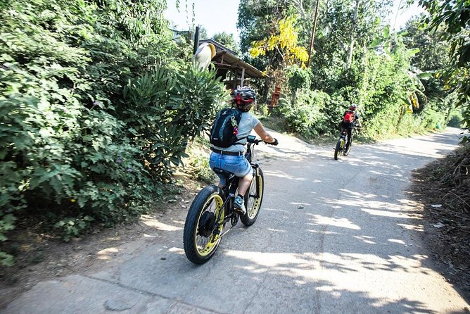 Half-day E-bike Countryside and rice paddies (flat land, GUIDED) - Lunch and snacks: food that actually fits the ride