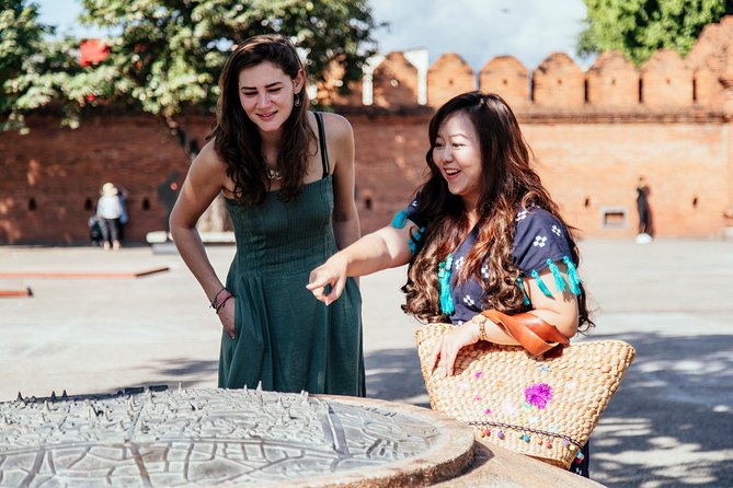 Highlights & Hidden Gems With Locals: Best of Chiang Mai Private Tour - Wat Phan Tao: where the stories make the details click