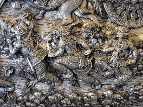 Highlights & Hidden Gems With Locals: Best of Chiang Mai Private Tour - Tha Phae Gate: history at the city walls