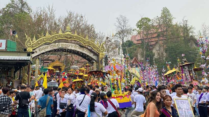 Join Chiangmai Anocheciendo - First Stop: Wat Phra Singh and a Spanish Welcome