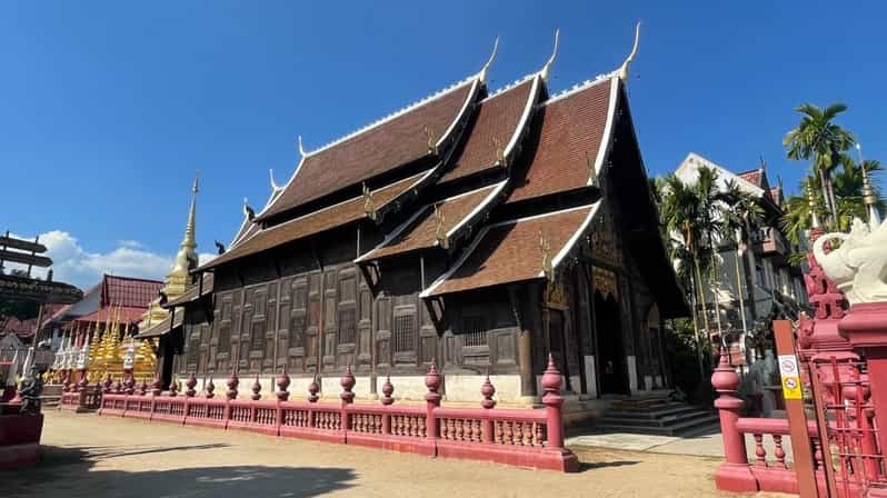 Lanna Heritage Walking Tour: A Journey Through History - Starting at Tha Pae Gate, then watching Lanna history unfold