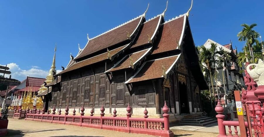 Lanna Heritage Walking Tour: A Journey Through History - Wat Chiang Man and the moat walk, plus Sompet Local Market snacks