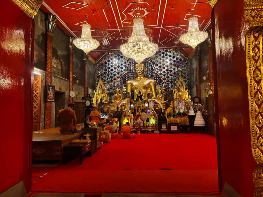 Monks chanting, Wat Doi Suthep and Wat Phalad+ Meditation - Evening monks chanting and meditation: the part you will remember