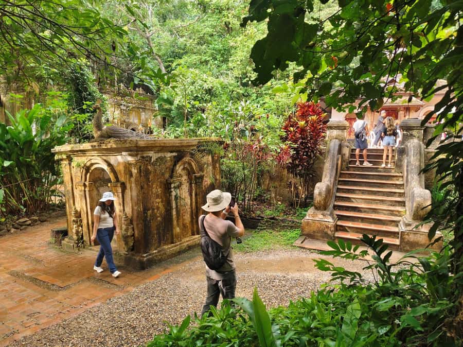Monks chanting, Wat Doi Suthep and Wat Phalad+ Meditation - What to bring, and what to wear so the day stays smooth