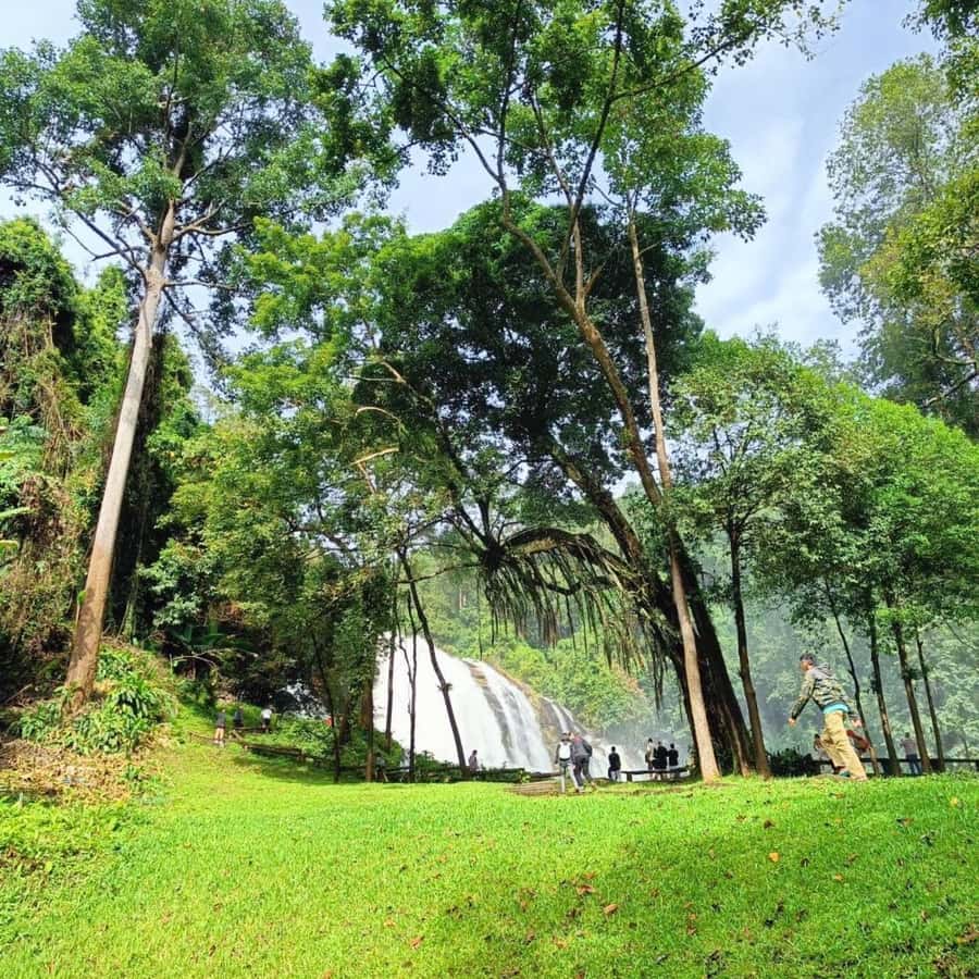 Private Day Tour Doi Inthanon With Mae Ya Waterfall - King and Queen’s Pagodas: Views With Gardens and Photo-Friendly Calm