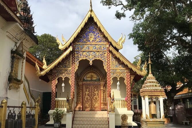 Private Day Tour Doi Suthep Temple and Handicraft Center - Khruba Siwichai monument and Wat Pha Lat: the calmer prelude