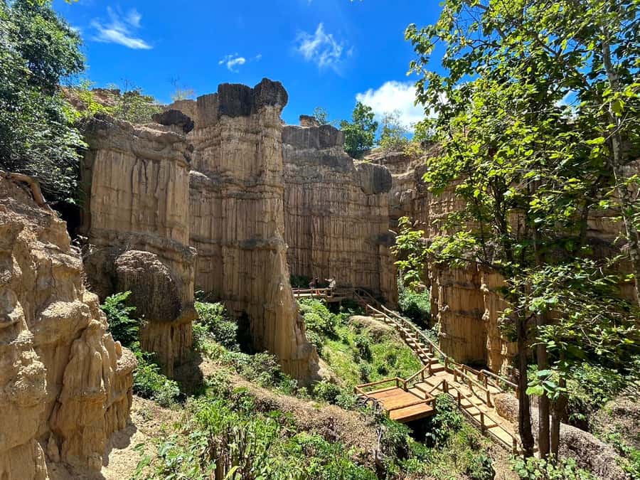 Private Tour Pha Chor Canyon & Doi Inthanon National Park - King and Queen’s Pagodas, Phra Mahathat, and the Highest Point