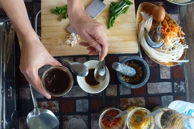 Small Group Northern Thai Cuisine & Market Tour in Chiang Mai - Who should book this class in Chiang Mai