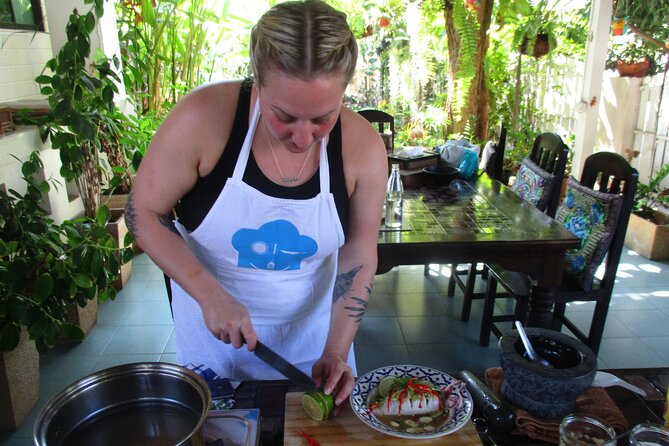 Small Group Northern Thai Cuisine & Market Tour in Chiang Mai - Pickup, meeting near Tha Phae Gate, and how the timing works