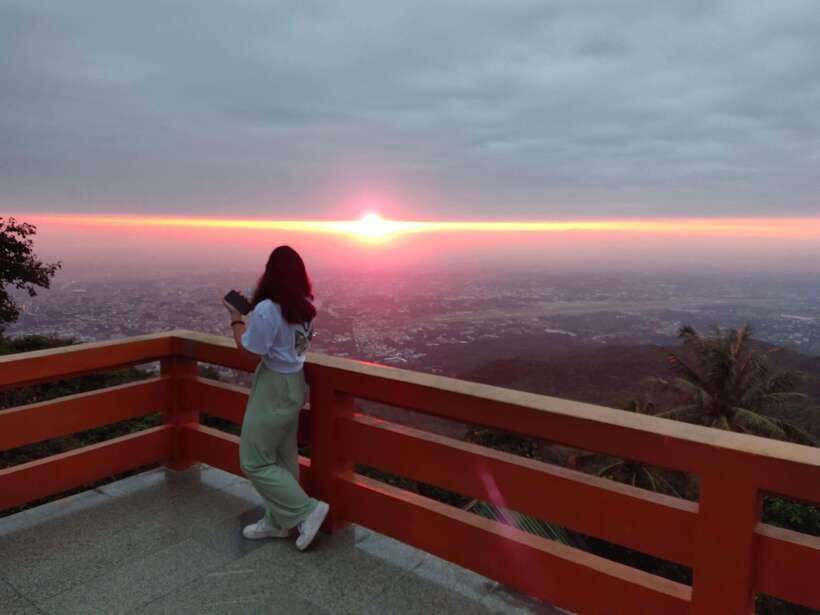 Spiritual Sunrise Wat Doi Suthep, Pha Lat, Alms & Meditation - Chanting, basic meditation, and alms giving, the respectful rhythm