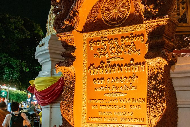 Sunlight or Moonlight: Chiang Mai City Tuk Tuk Tour - Warorot Market and Flower Market, shopping with real local energy