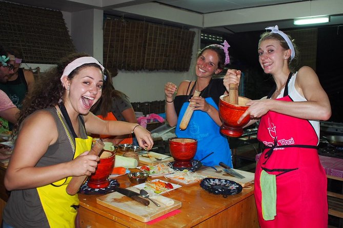 Tomyumthai Cooking Class in Chiang Mai - Stop 1 at the market: learning spices, vegetables, and how to shop