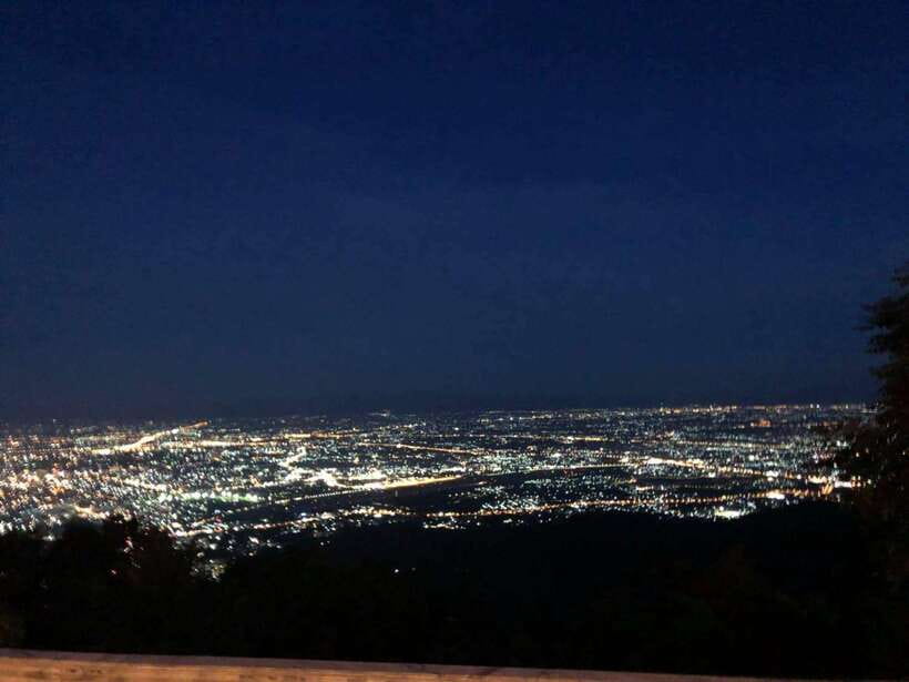 Wat Phra That Doi Suthep & Wat Pha lat Evening Tour & Guide - Wat Phra That Doi Suthep at Night: Golden Stupa + City View