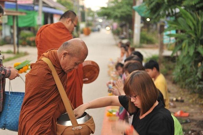 Wat Prathad DoiSuthep Sunrise+Giving alms to the monks Private Tour - Alms-giving and blessing: respectful participation, without guesswork