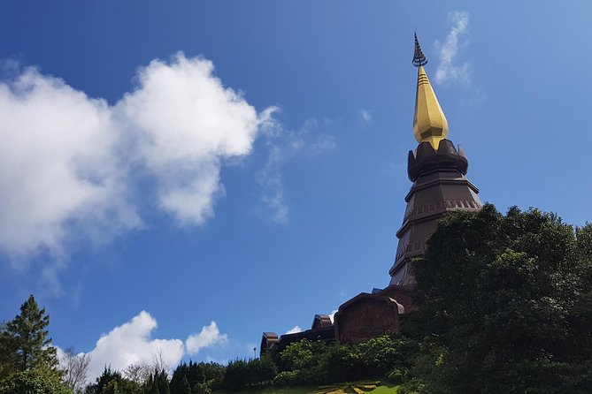 Wow! Doi Inthanon National Park Adventure, Lunch & Entry Included - Twin royal pagodas: Phra Maha Dhatu and the King-Queen story